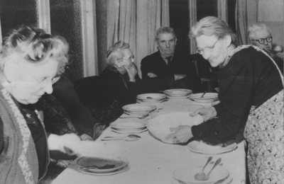 876821 Groepsportret van evacuees afkomstig uit de provincie Zeeland, die opgevangen zijn in het opvanghuis ...